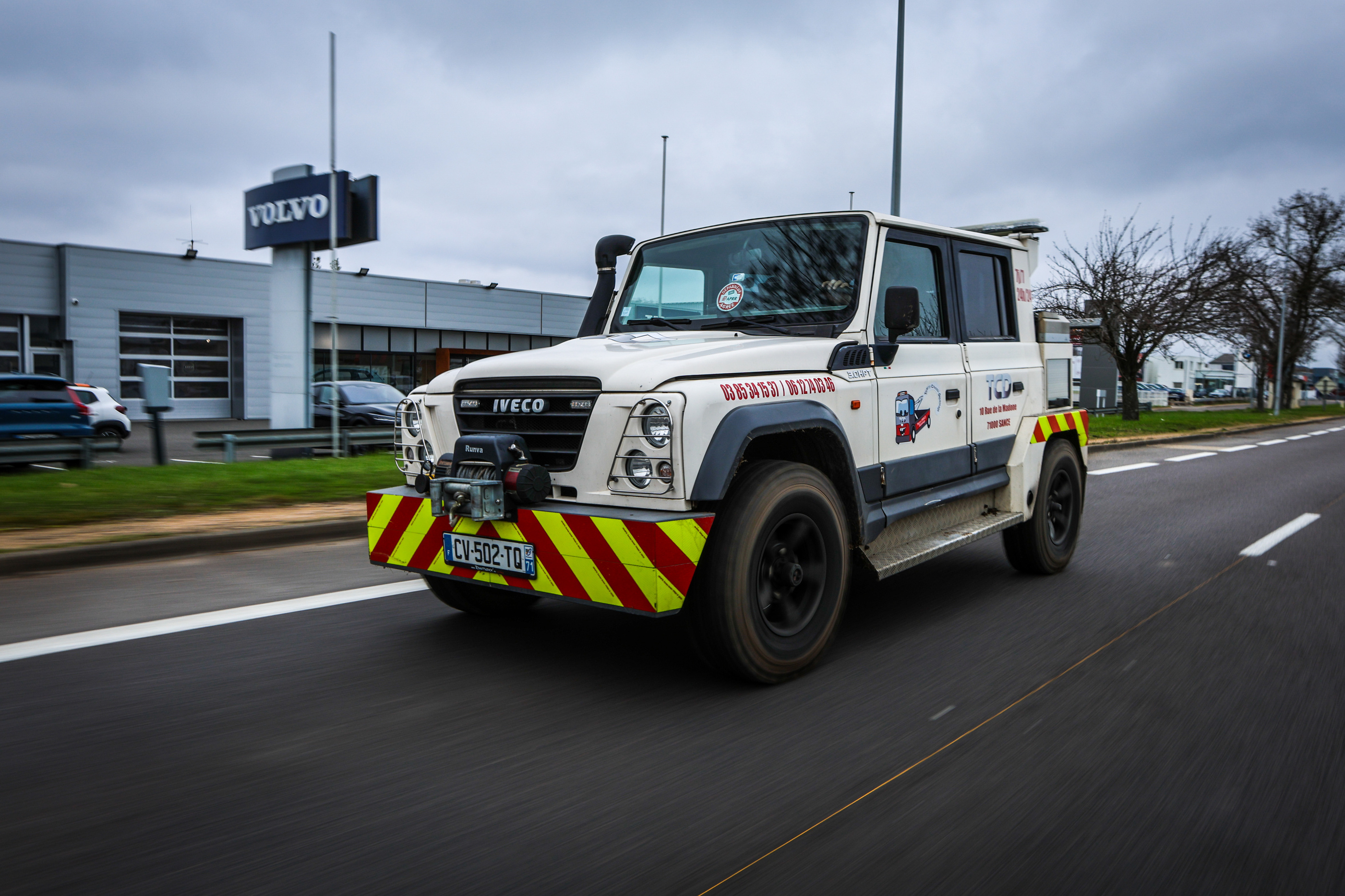 Camion TCD en intervention près d'un concessionnaire